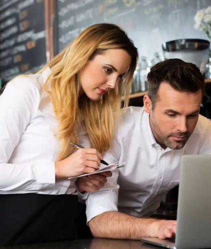 Couple travaillant ensemble dans un restaurant