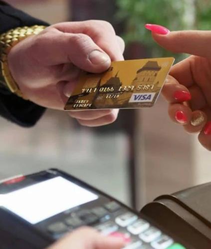 Commerçant recevant un paiement en carte bancaire