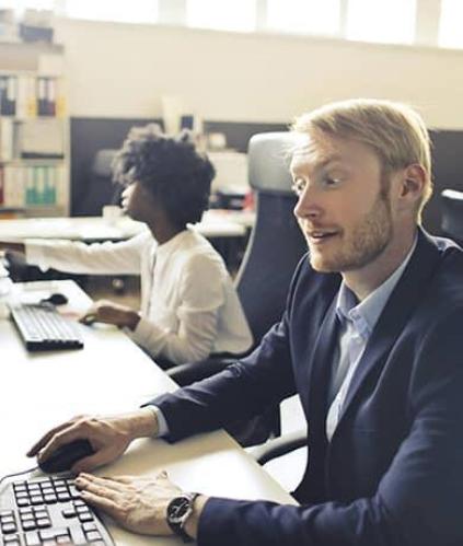 Un comptable à son bureau avec des dossiers devant lui