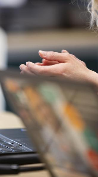 Deux ordinateurs avec une comptable pour illustrer la Facture électronique