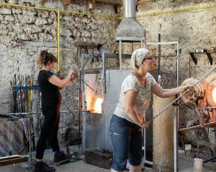 Deux artisans souffleur de verre dans un four pour illustrer l'expertise d'accompagnement de Cerfrance dans les métiers de l'artisanat