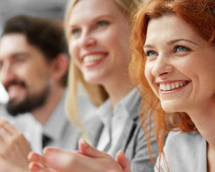 un groupe de femmes et d'hommes applaudissant pour illustrer l'expertise d'accompagnement de Cerfrance des associations