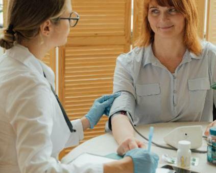 Une infirmière à domicile chez une femme pour illustrer l'expertise d'accompagnement de Cerfrance dans les métiers des professions libérales