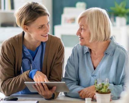 Une femme et une vieille femme pour illustrer l'expertise d'accompagnement de Cerfrance dans les métiers du services