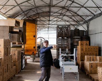 Un homme dans son entrepôt de stockage pour illustrer l'expertise d'accompagnement de Cerfrance dans les TPE et PME