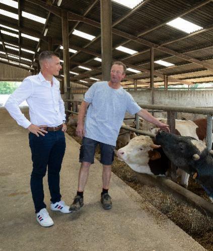 Un conseiller et son client-adhérent agriculteur dans son exploitation agricole