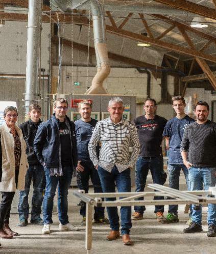 Un groupe d'agriculteur dans l'exploitation agricole avec des hommes et des femmes de toutes les générations