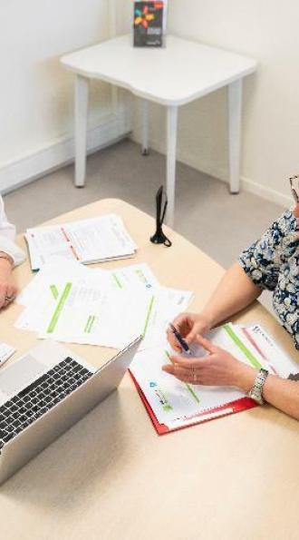 Une conseillère juridique et fiscale Cerfrance avec une cliente dans un bureau