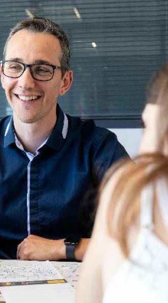 Un conseiller d'entreprise Cerfrance avec un client dans ene agence Cerfrance