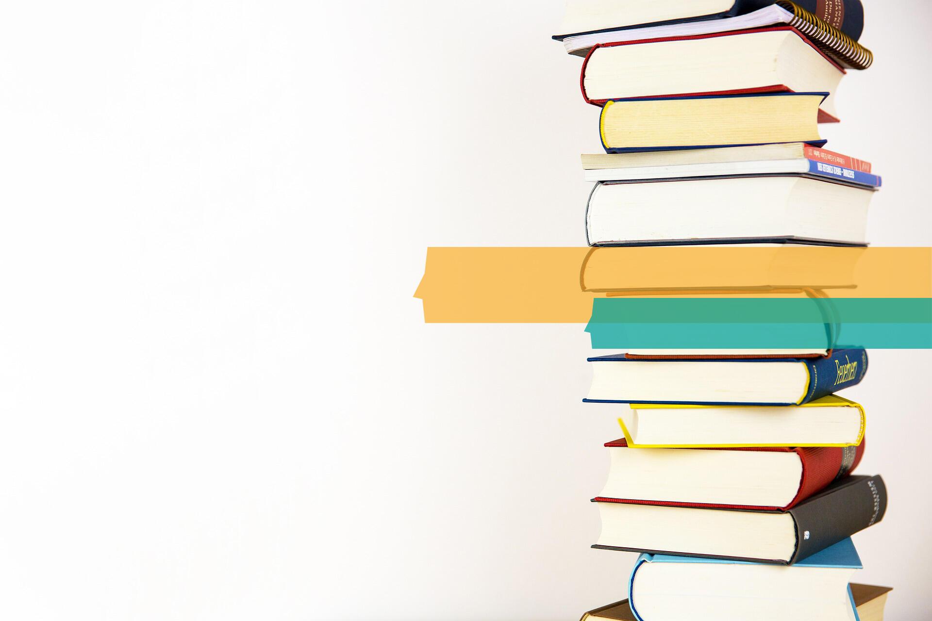 Photographie de livres empilés