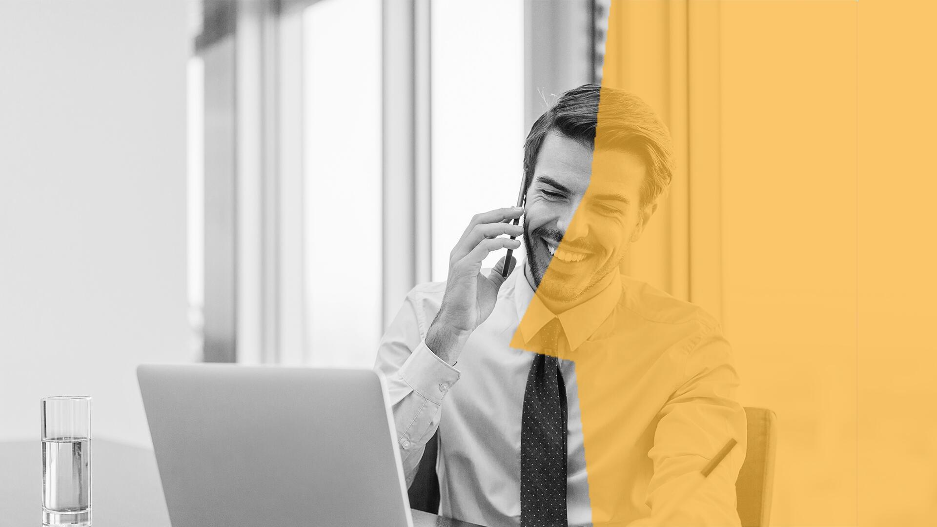 Conseiller Cerfrance en conversation téléphonique