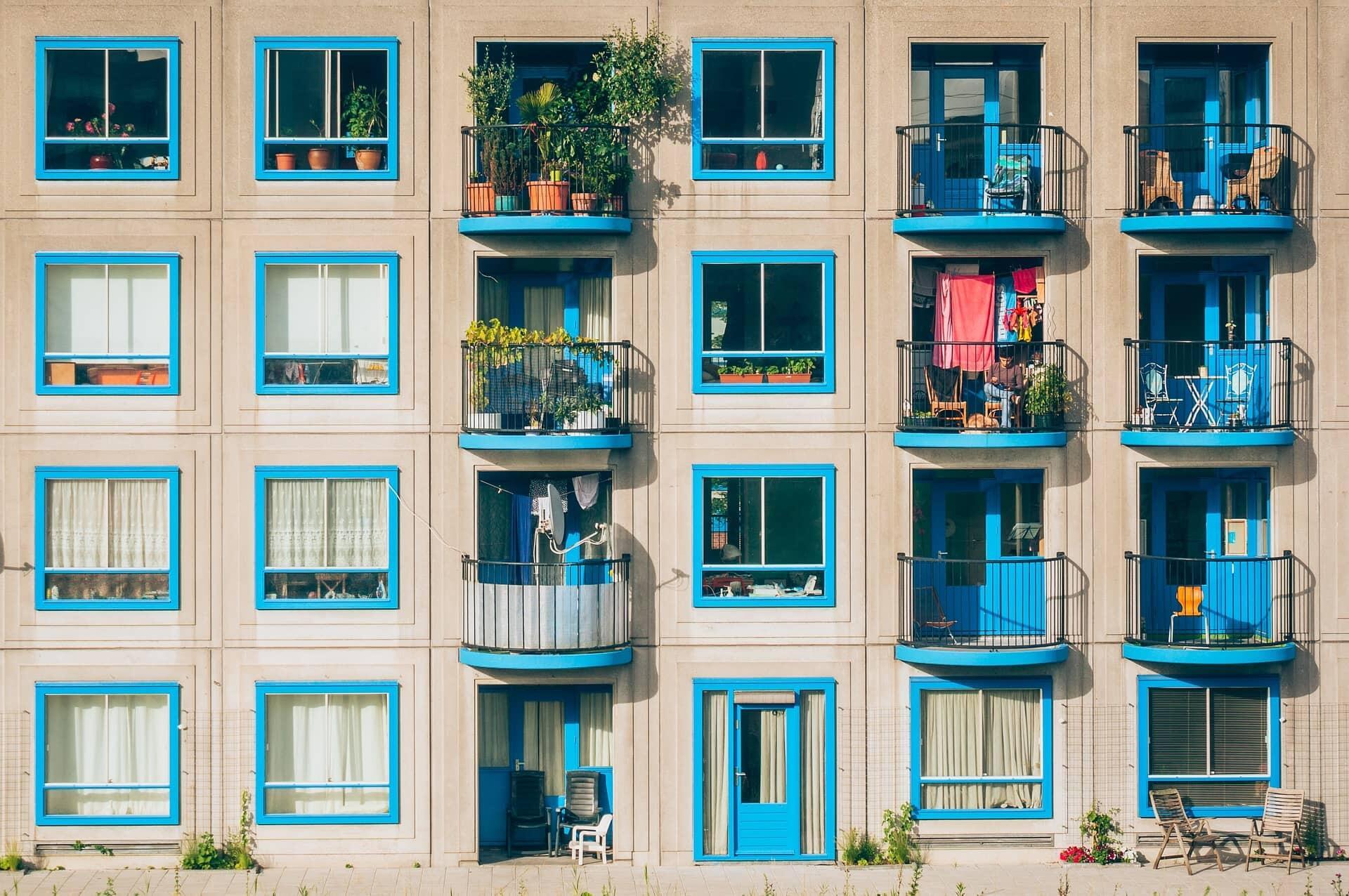 Appartement avec des balcons bleu