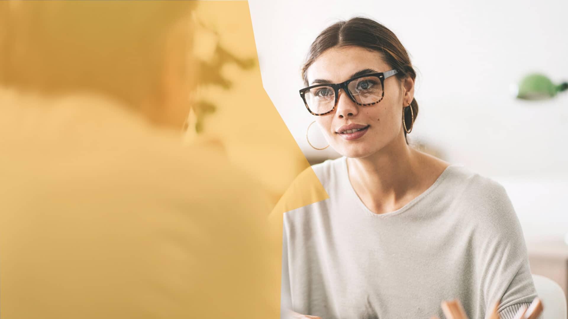 Deux personnes en réunion sur le sujet de l'ECF