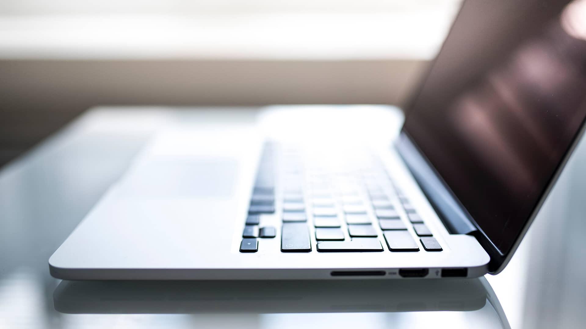 Ordinateur posé sur une table