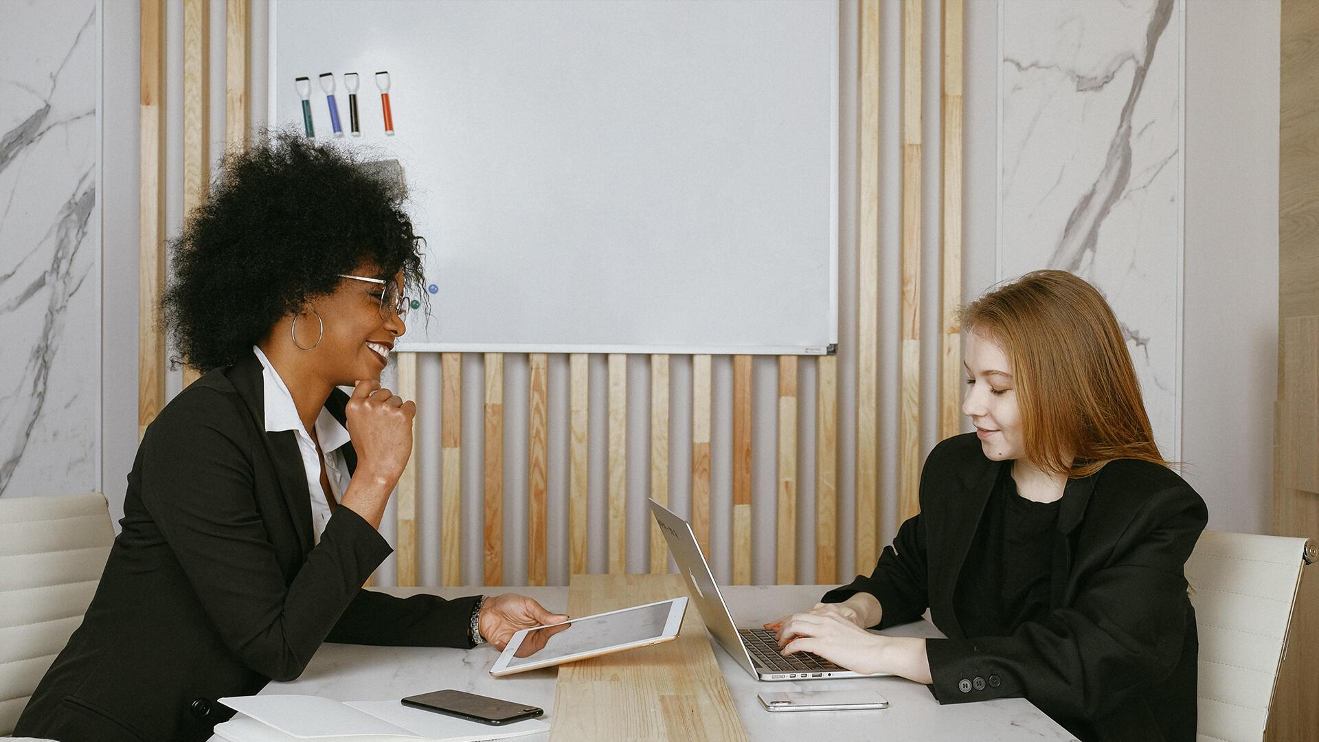 Deux personnes dans une salle de réunion discutant