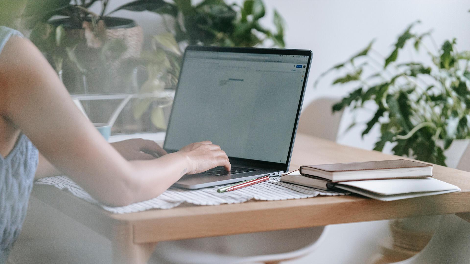 Femme devant son ordinateur