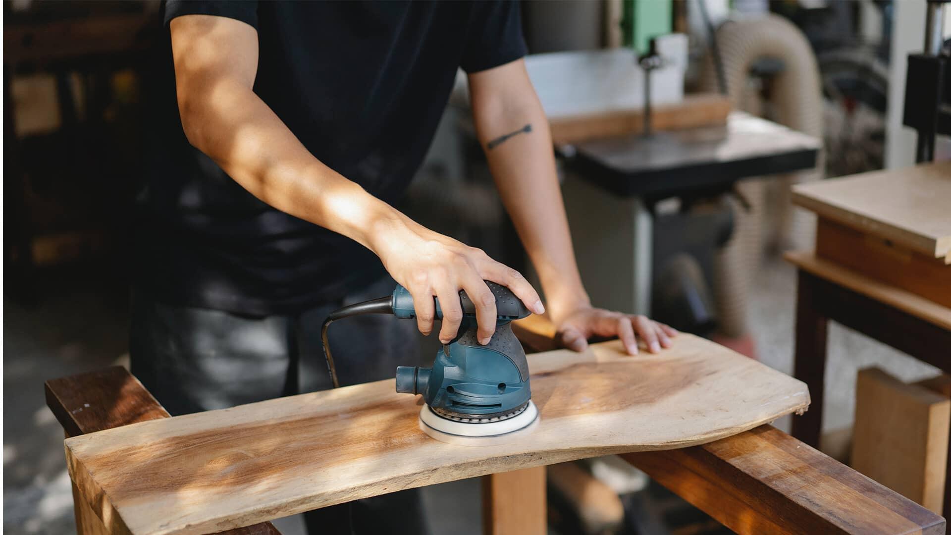 Travailleur du bois dans son atelier
