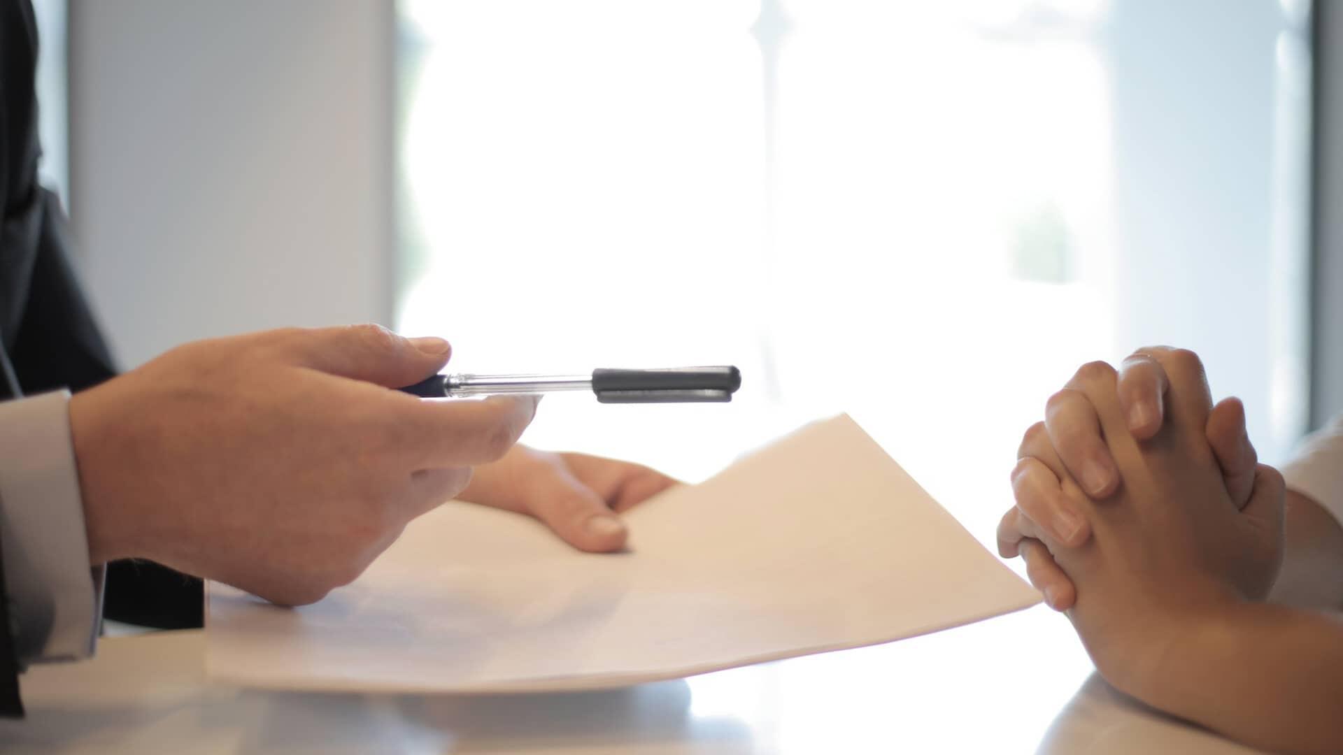 Homme et femme pointant une page du doigt