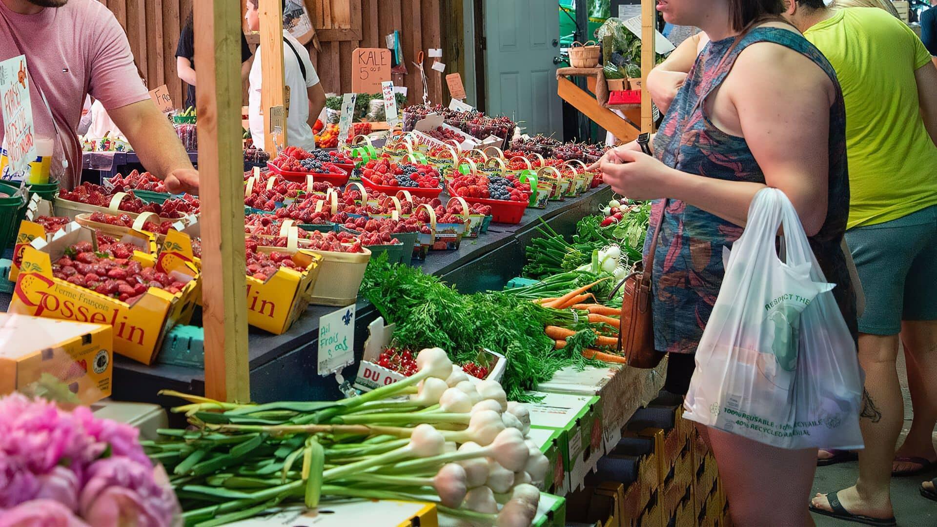 Homme vendant légumes sur son stand