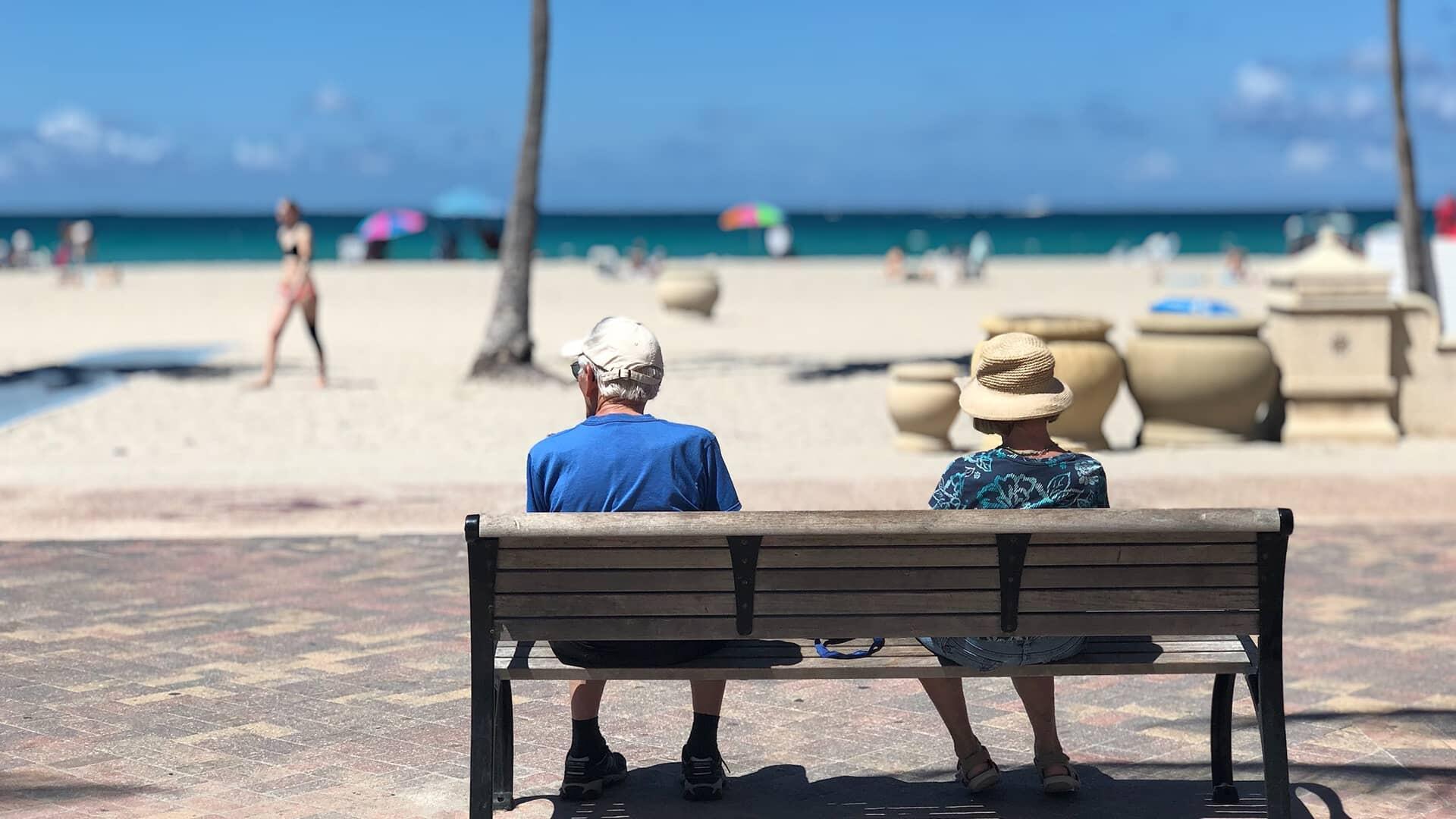 Personne à la retraite sur un banc près d'une plage