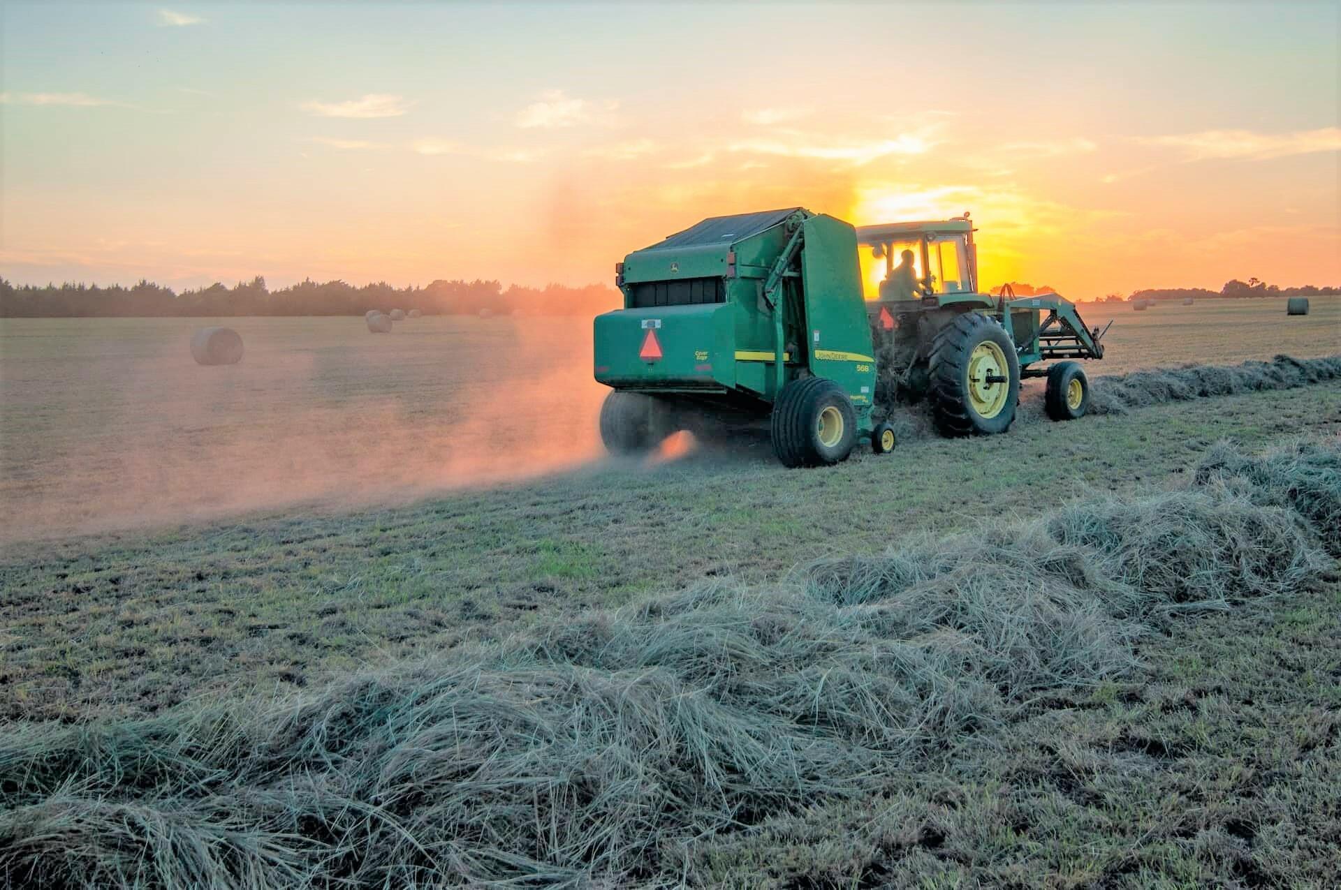 Tracteur faisant sa récolte