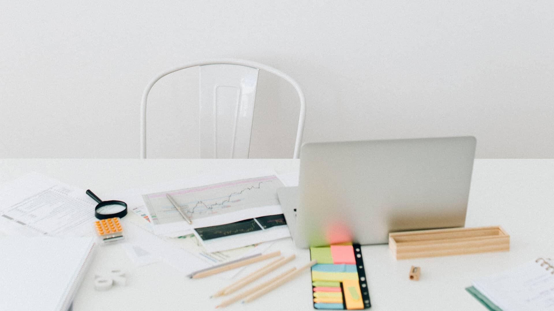 Ordinateur avec des diagrammes sur une bureau