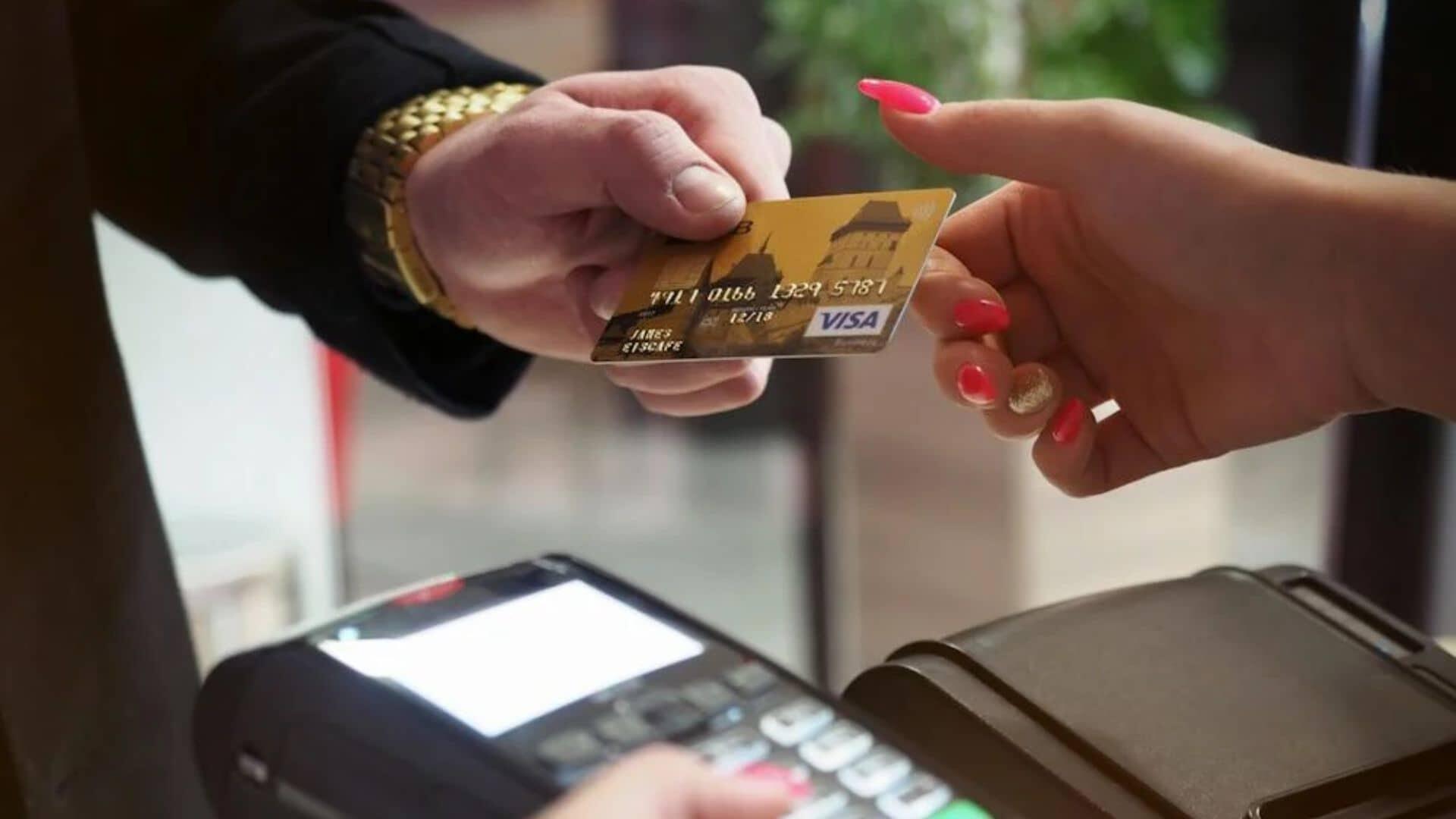 Commerçant recevant un paiement en carte bancaire