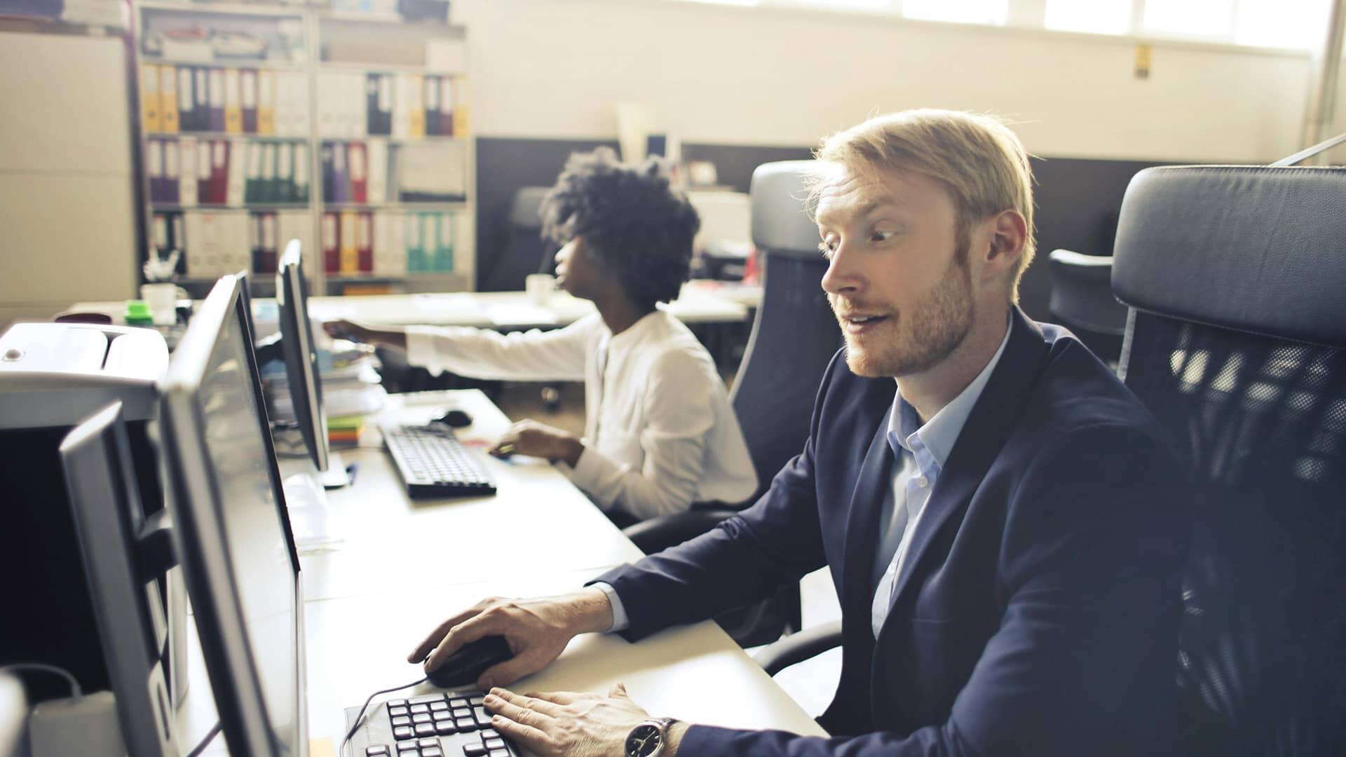 Un comptable à son bureau avec des dossiers devant lui