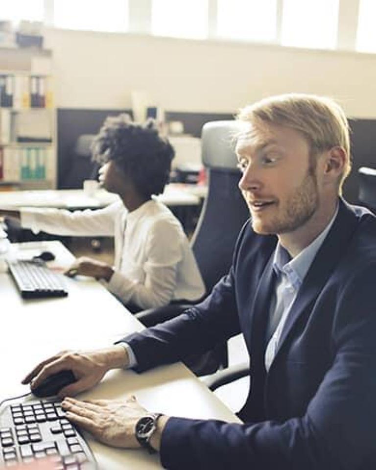 Un comptable à son bureau avec des dossiers devant lui