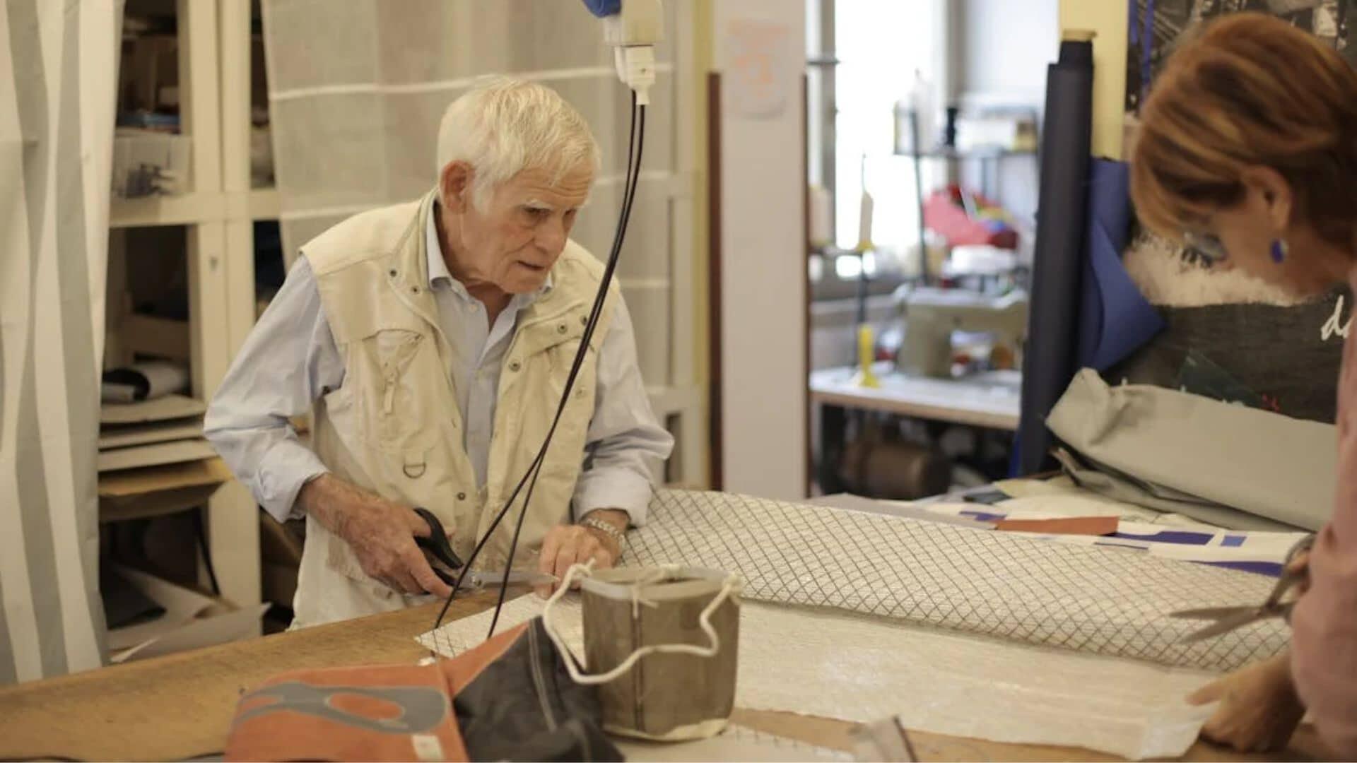 Homme âgé coupant du tissu