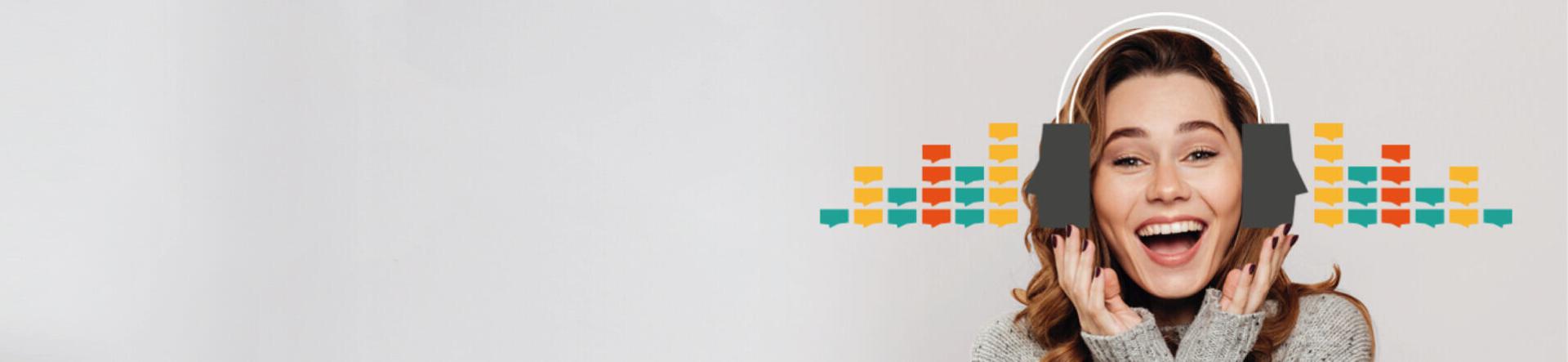 Femme qui sourit avec un casque au forme des têtes Cerfrance