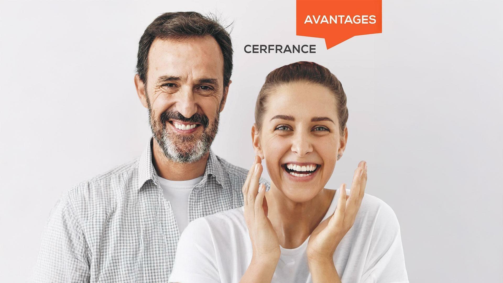 Homme et femme souriants