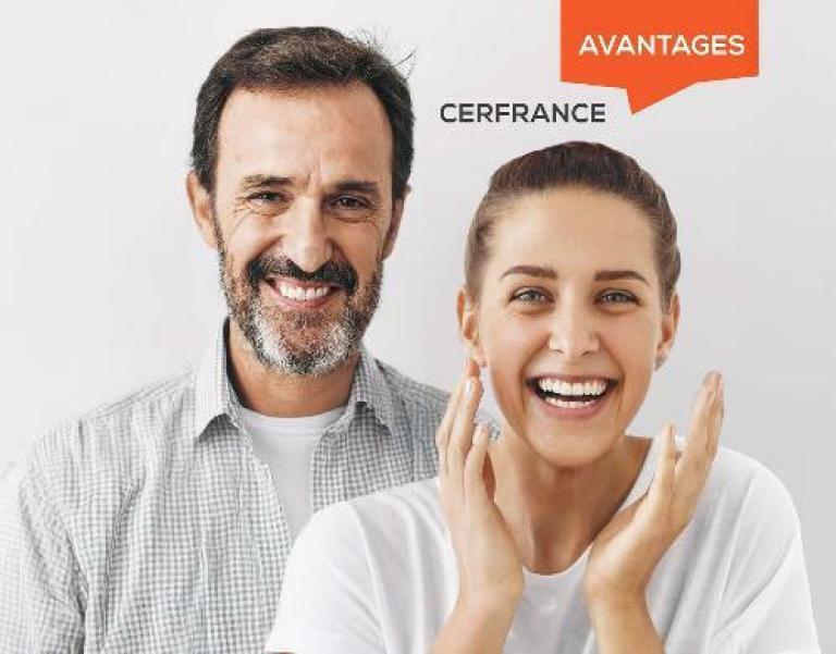 Homme et femme souriants