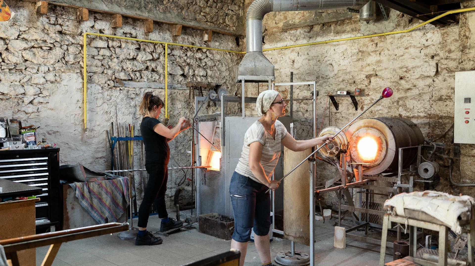 Deux artisans souffleur de verre dans un four pour illustrer l'expertise d'accompagnement de Cerfrance dans les métiers de l'artisanat