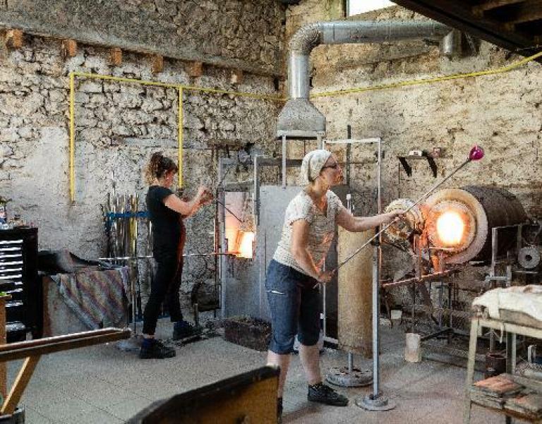 Deux artisans souffleur de verre dans un four pour illustrer l'expertise d'accompagnement de Cerfrance dans les métiers de l'artisanat
