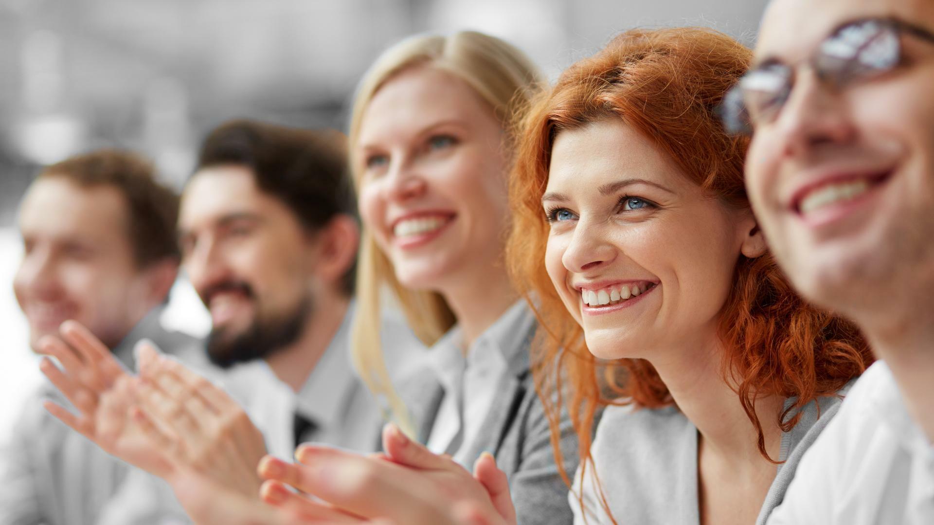 un groupe de femmes et d'hommes applaudissant pour illustrer l'expertise d'accompagnement de Cerfrance des associations