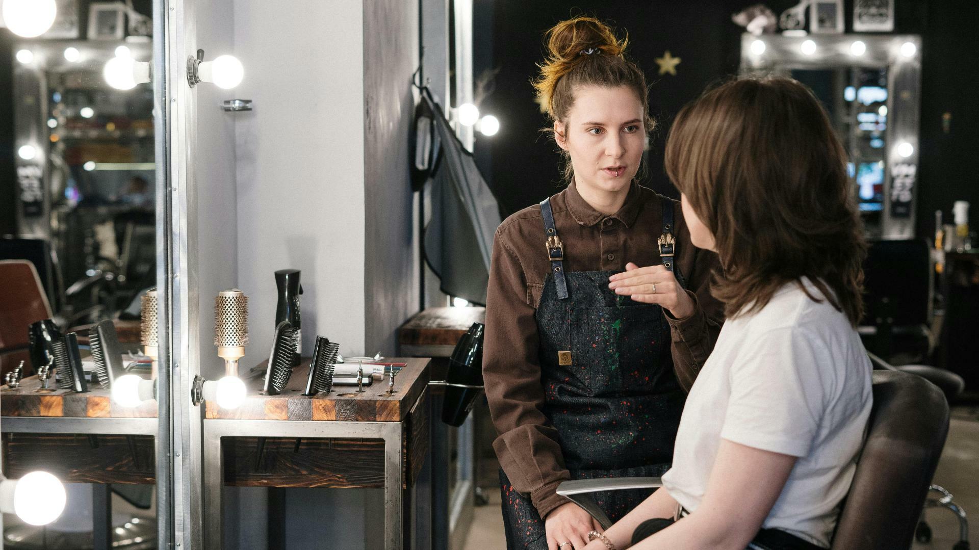 Une cliente et sa coiffeuse ans un salon de coiffure pour illustrer l'expertise d'accompagnement de Cerfrance dans les métiers de la coiffure et de la beauté