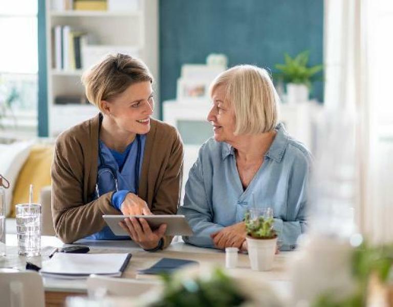 Une femme et une vieille femme pour illustrer l'expertise d'accompagnement de Cerfrance dans les métiers du services