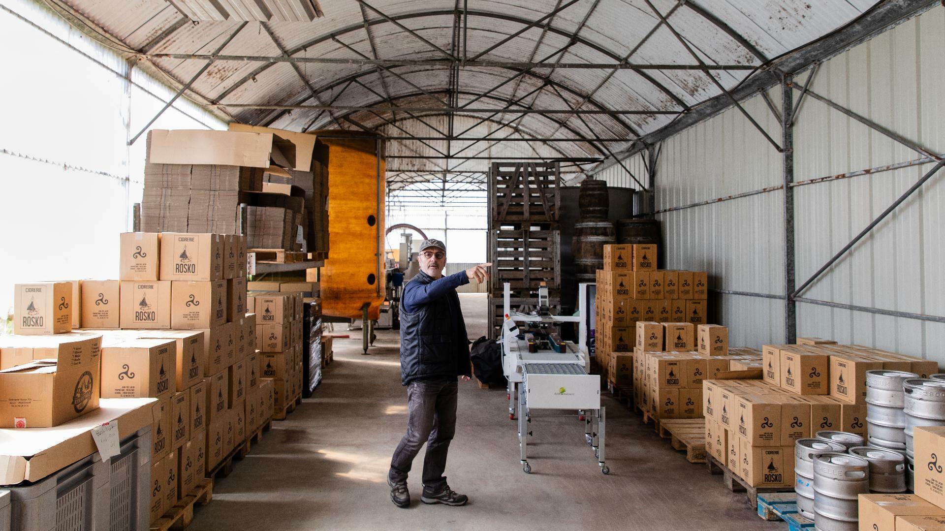 Un homme dans son entrepôt de stockage pour illustrer l'expertise d'accompagnement de Cerfrance dans les TPE et PME