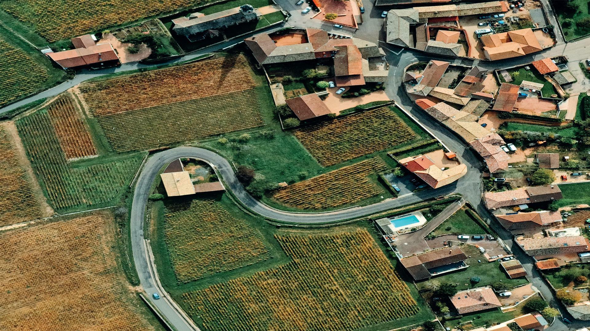 Vue aérienne d'un village poru représenter la Raison d''Être de Cerfrance implanté en ruralité