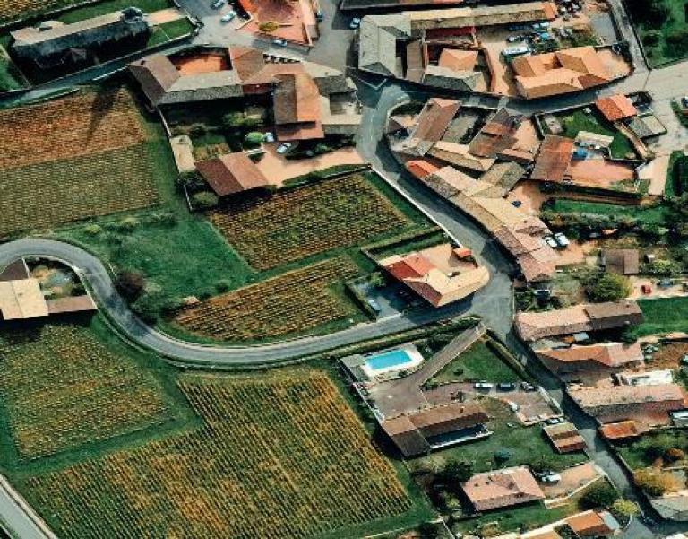 Vue aérienne d'un village poru représenter la Raison d''Être de Cerfrance implanté en ruralité