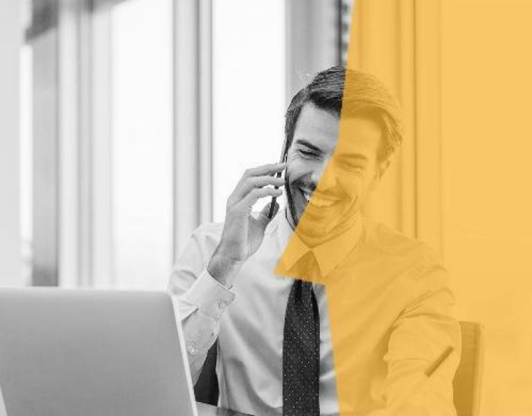 Conseiller Cerfrance en conversation téléphonique
