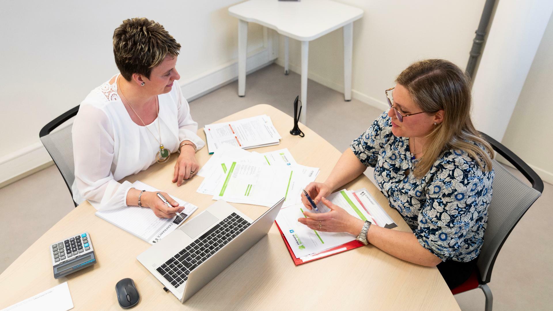 Une conseillère juridique et fiscale Cerfrance avec une cliente dans un bureau