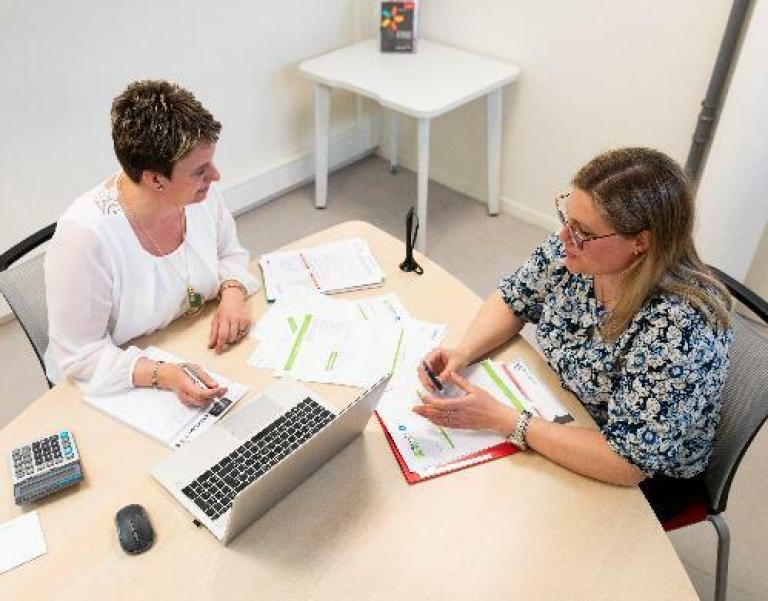 Une conseillère juridique et fiscale Cerfrance avec une cliente dans un bureau