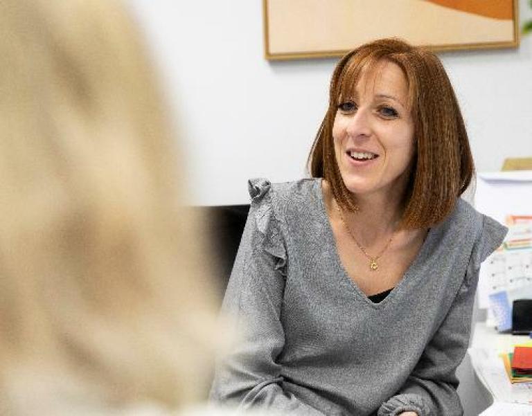 Expertise Cerfrance Sociale et Paie_ Une experte paie et sociale avec une cliente dans une agence Cerfrance