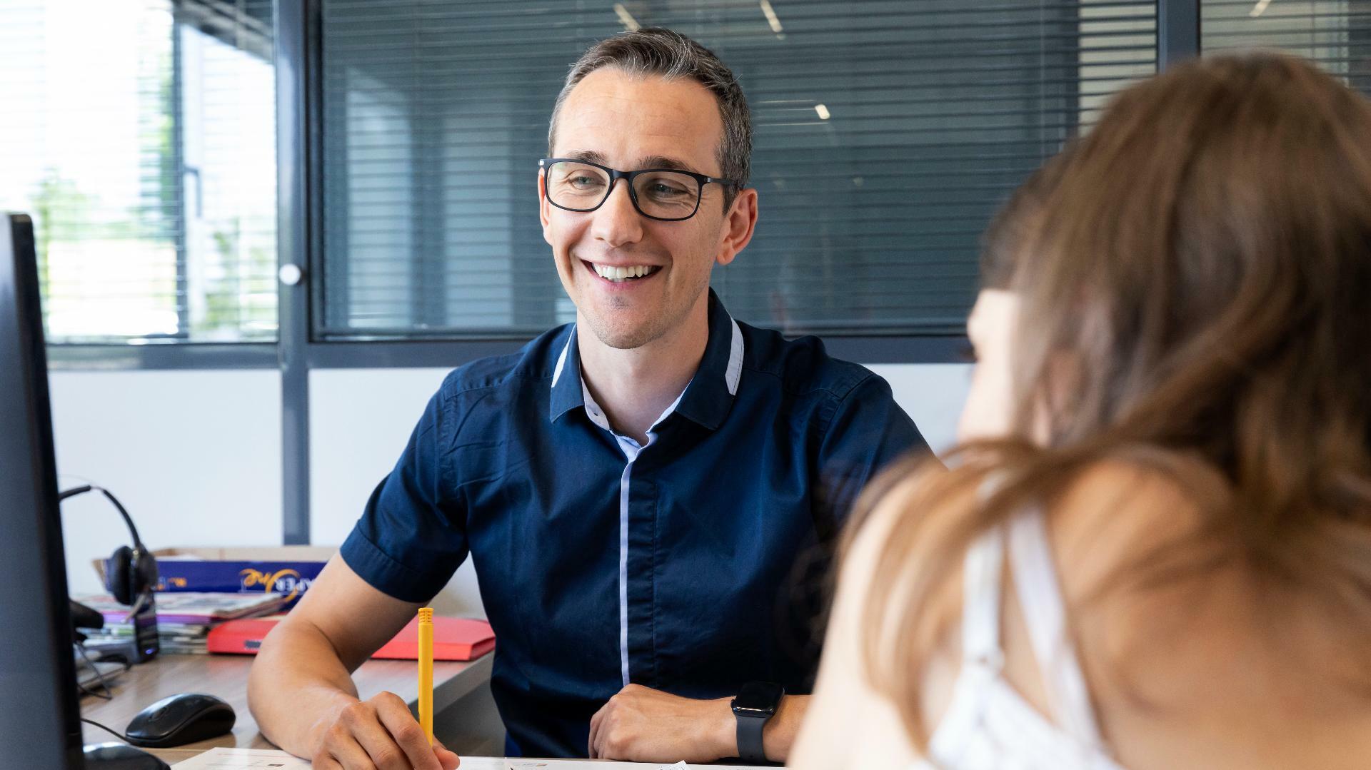 Un conseiller d'entreprise Cerfrance avec un client dans ene agence Cerfrance