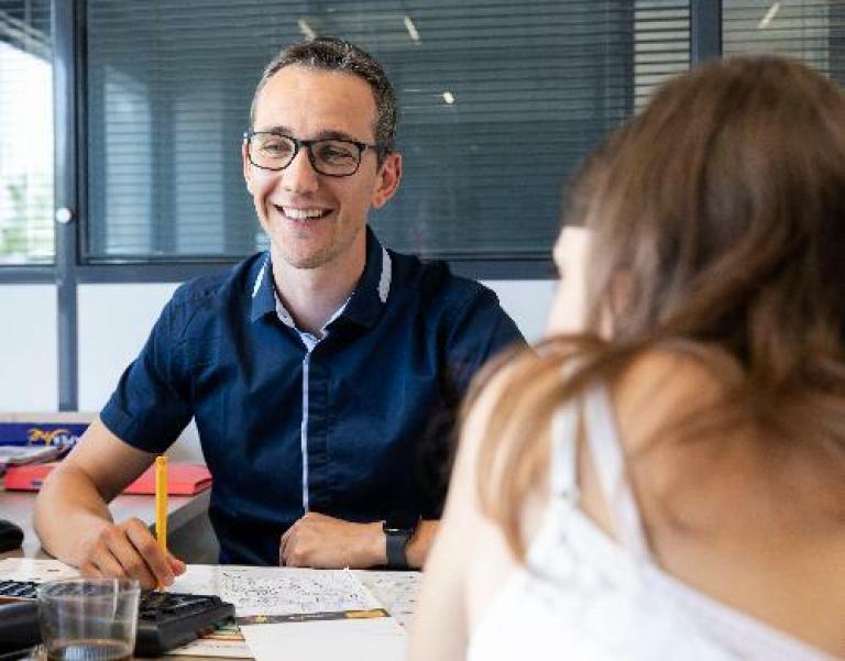 Un conseiller d'entreprise Cerfrance avec un client dans ene agence Cerfrance