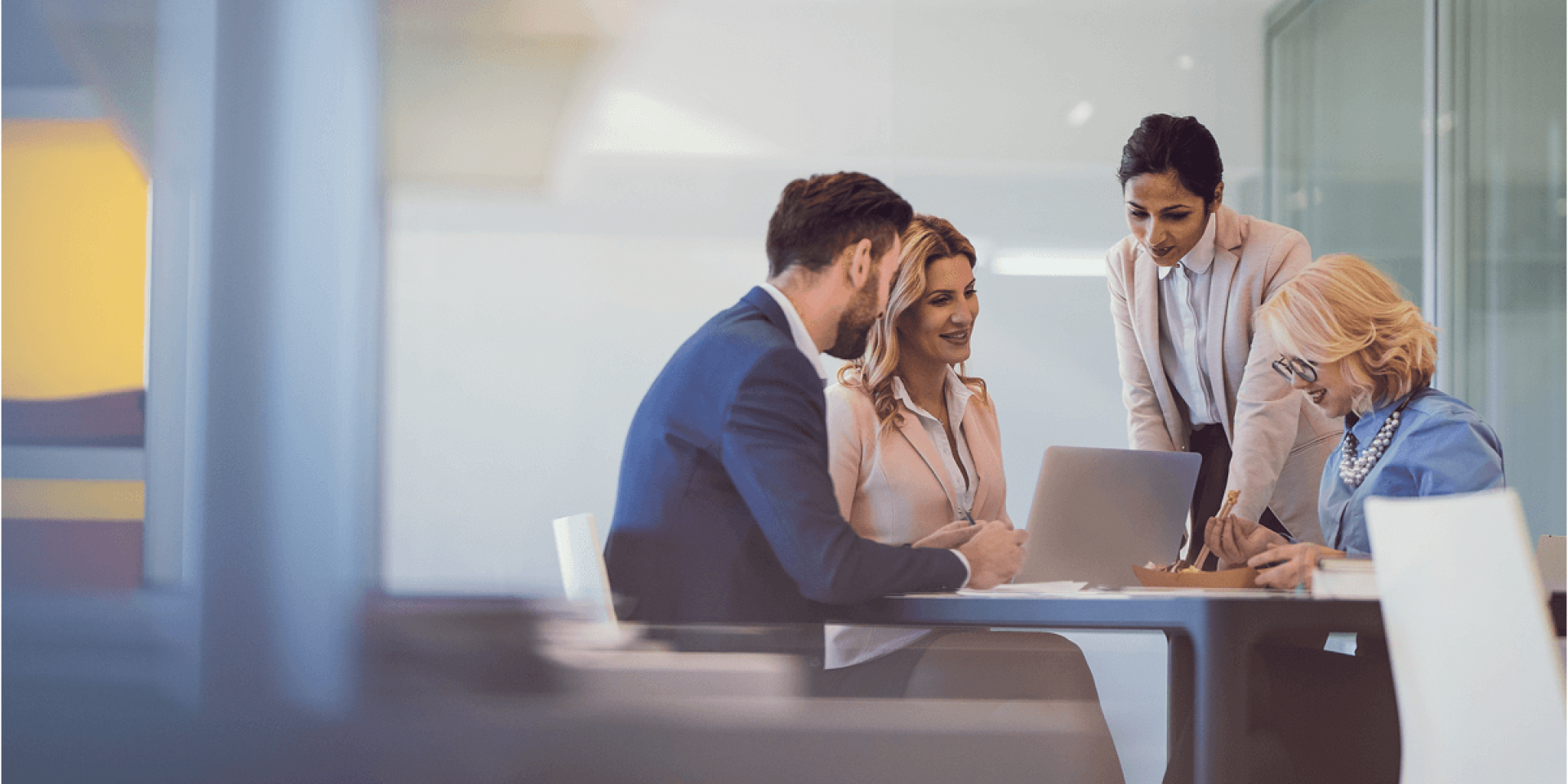 Un homme et deux femmes dans un cabinet Cerfrance discutant autour d'une table et d'un ordinateur