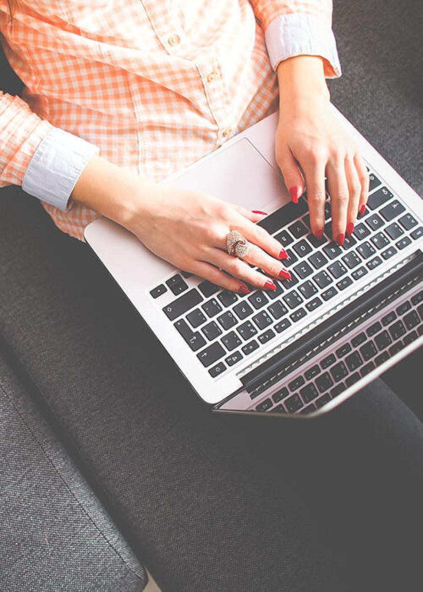 Gestionnaire de paie sur un canapé