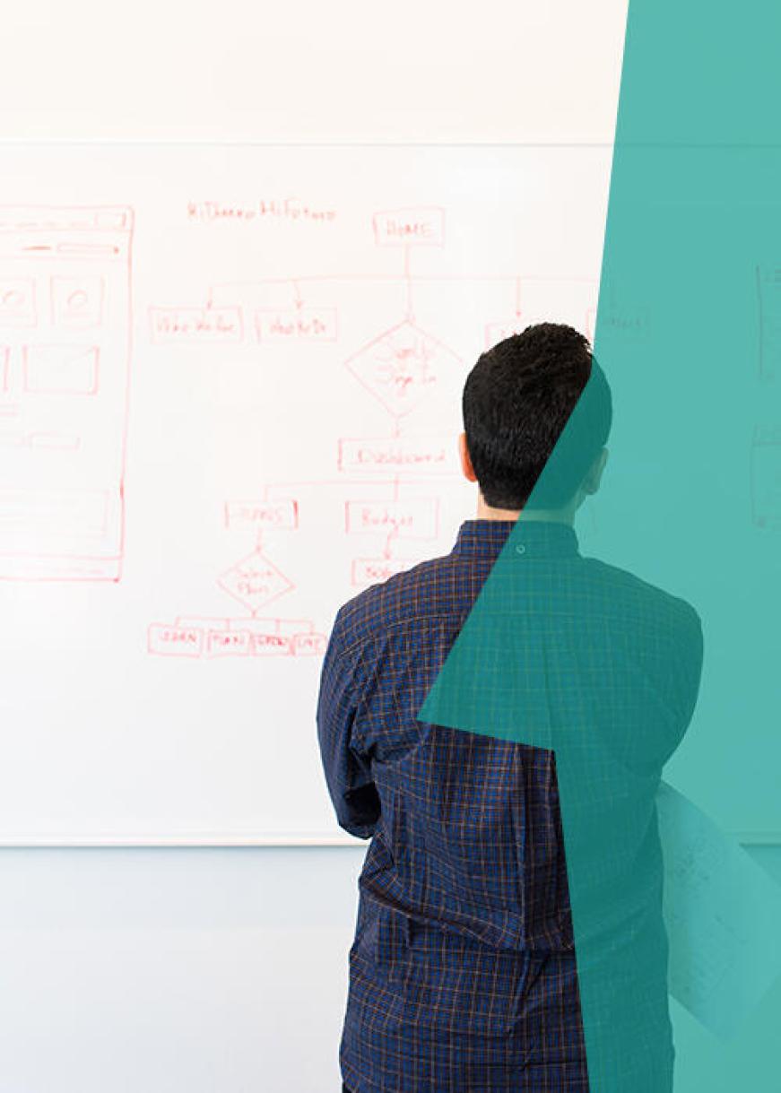 Homme devant un tableau de ses performances